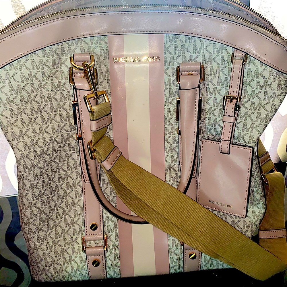 Super cute Michael Kors bag!